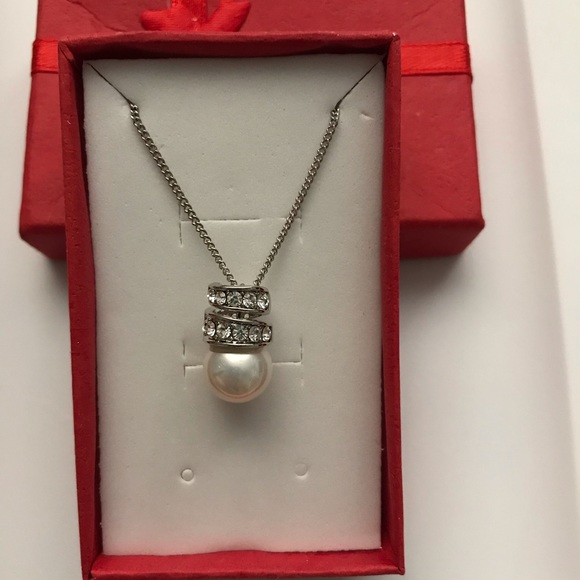 Jewelry - NWOT Pearl and Crystal Necklace